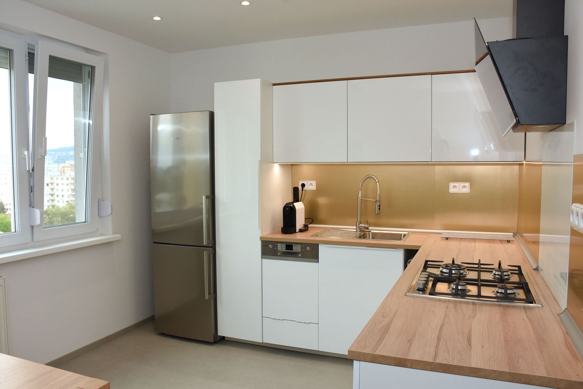 Príjemné a decentné svetlo na kuchynskou linkou